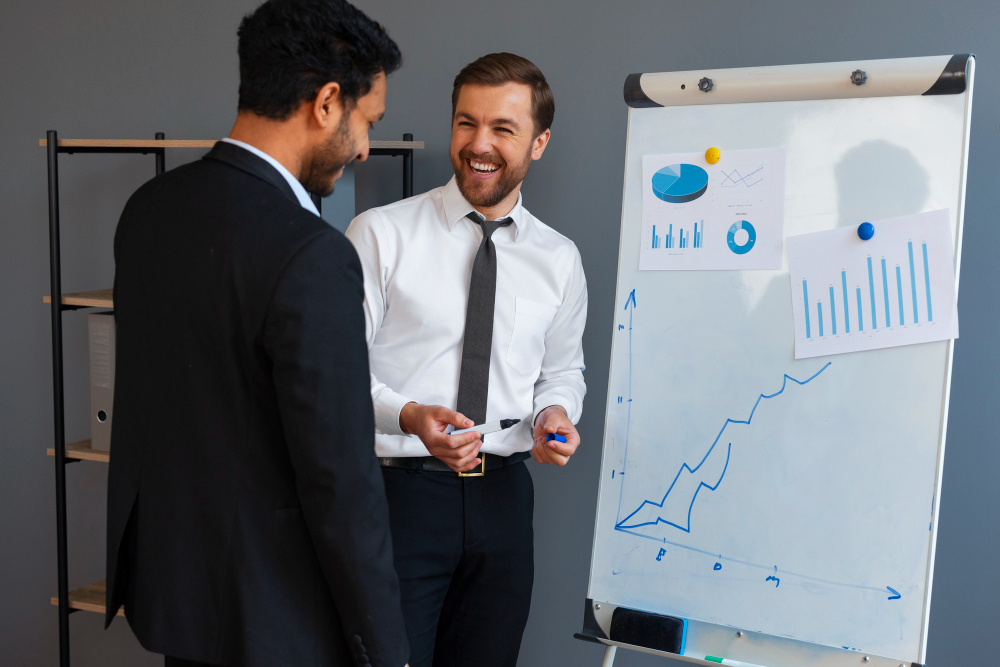 Uma pessoa desenhando um mapa de carreira em um quadro branco